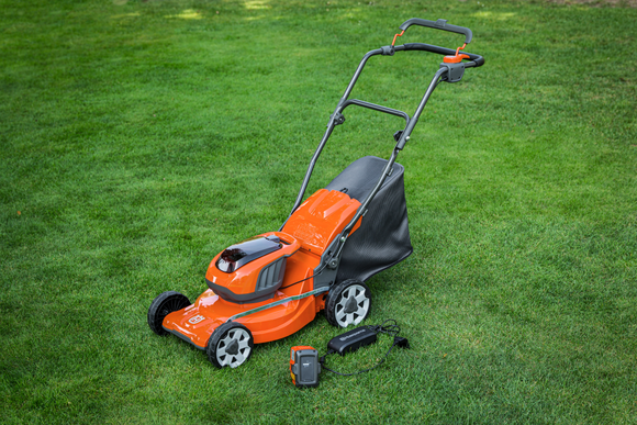 HUSQVARNA LC 137i med batteri och laddare